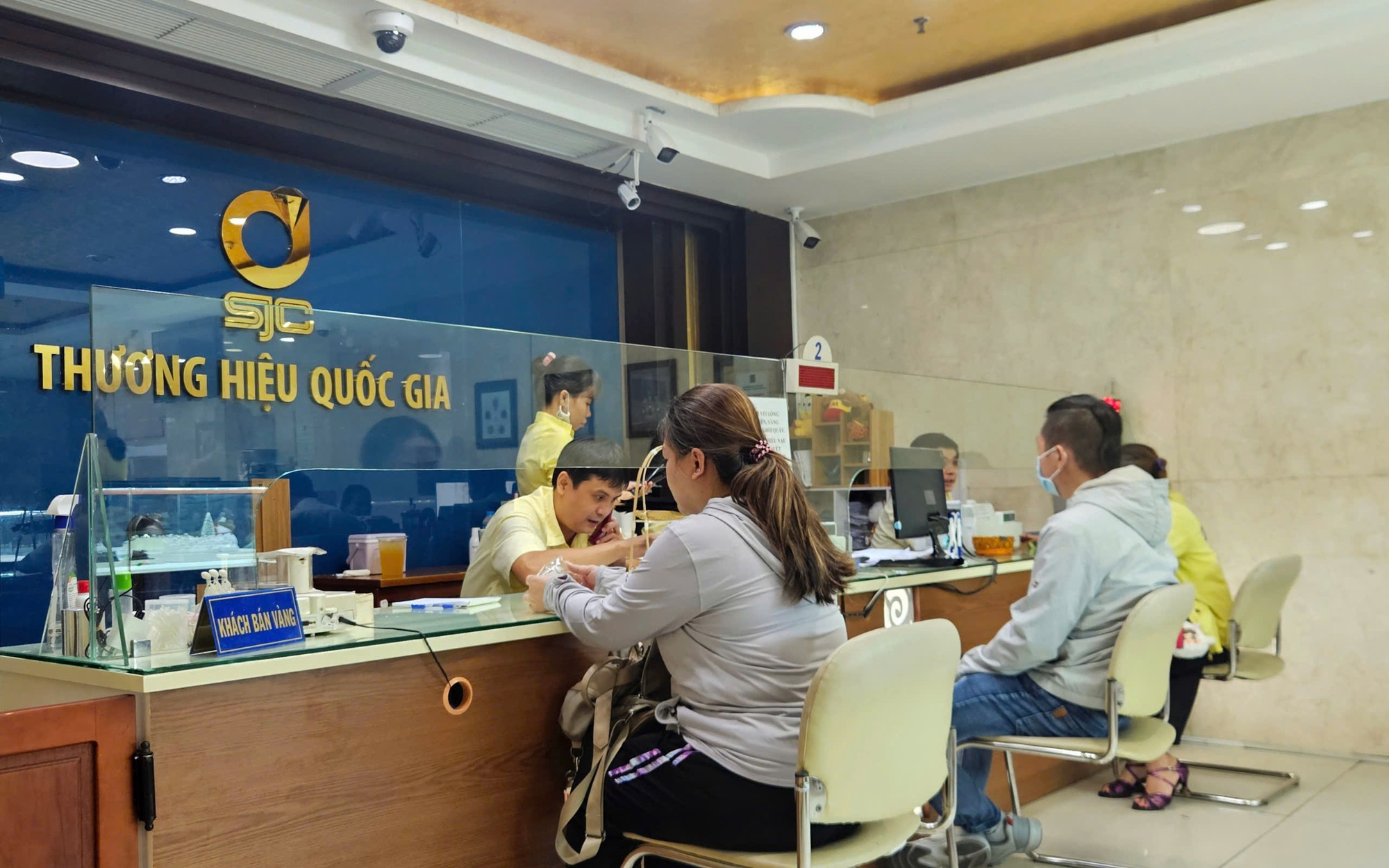 Giá vàng trong nước giảm theo thế giới, công ty SJC tiếp tục khóa kênh giao dịch online