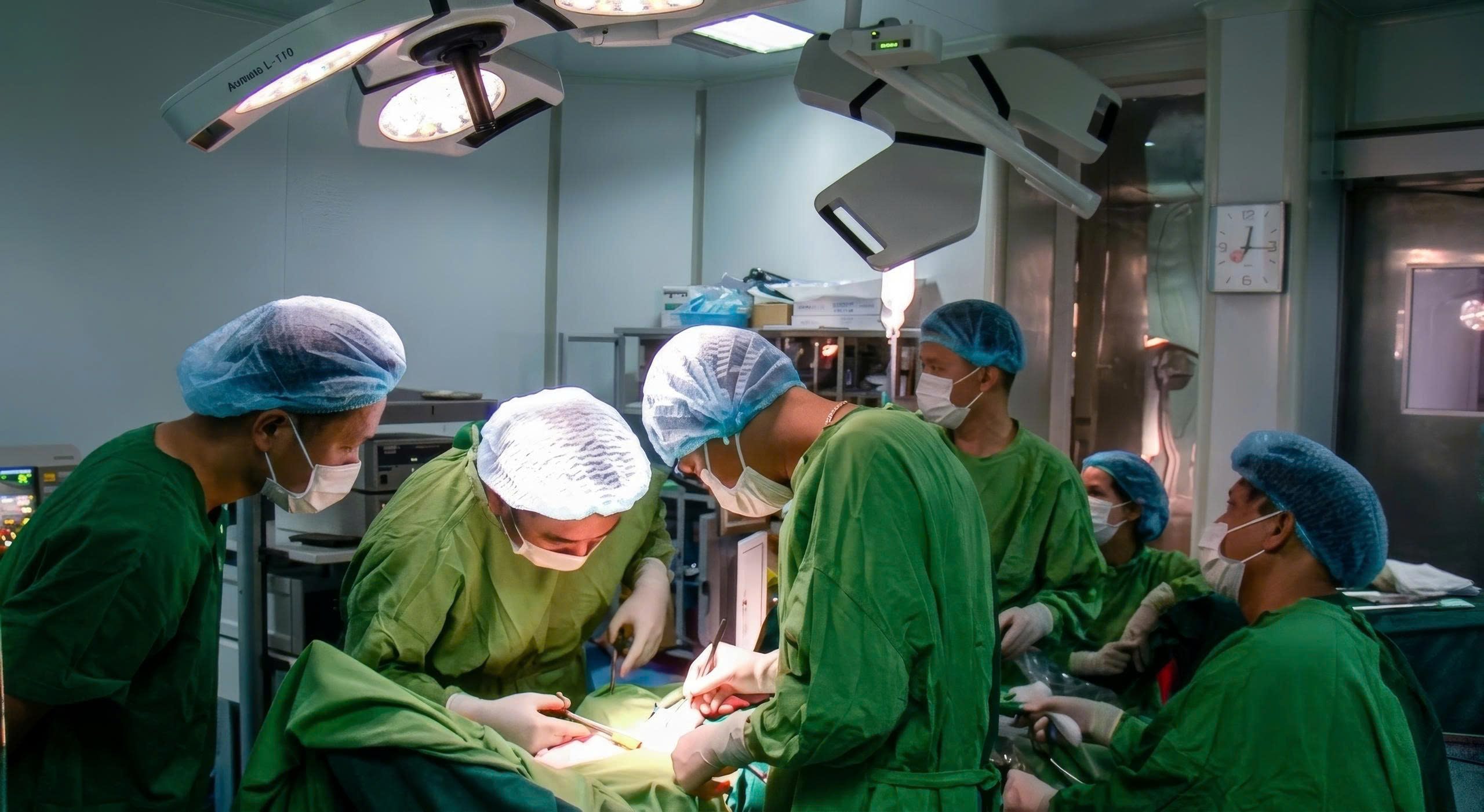 Đau bụng k&eacute;o d&agrave;i, đi kh&aacute;m mới biết mắc c&ugrave;ng l&uacute;c 2 khối ung thư - Ảnh 1.
