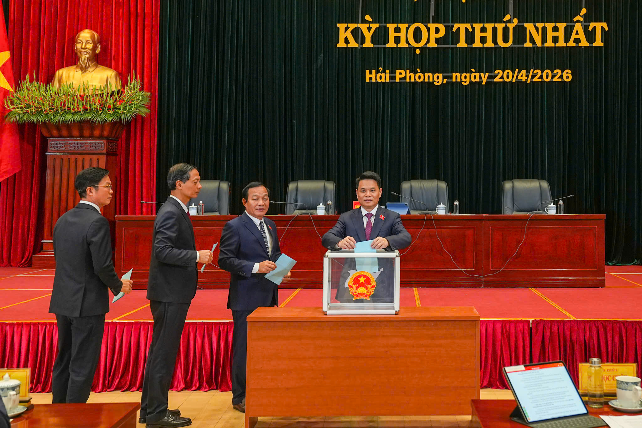 Đỗ Th&agrave;nh Trung được bầu l&agrave;m Chủ tịch UBND TP Hải Ph&ograve;ng nhiệm kỳ 2026 - 2031 - Ảnh 1.