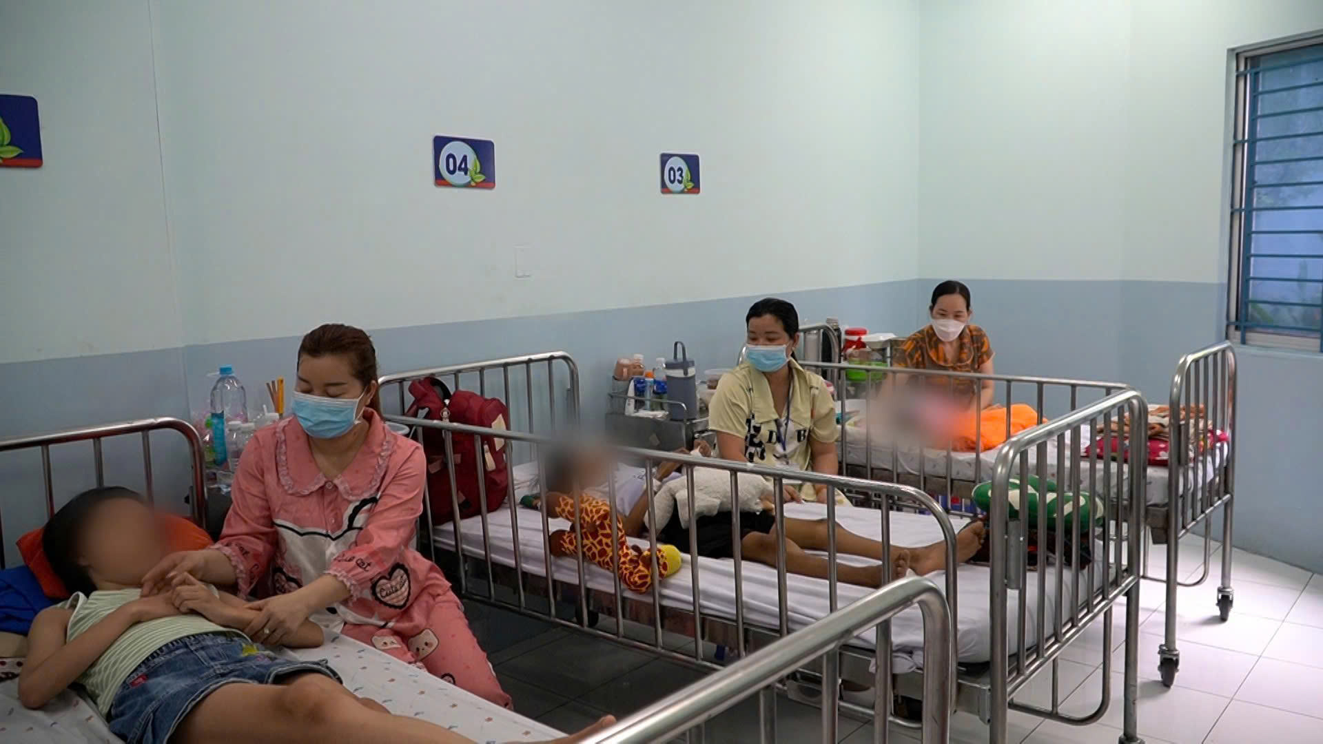Nắng nóng cực đoan "tấn công" trẻ nhỏ - Ảnh 2.