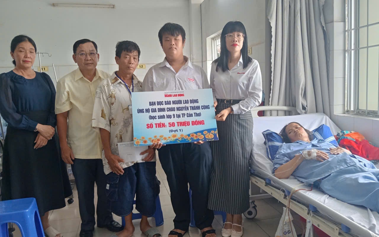 CLIP: Trao tiền hỗ trợ nam sinh bệnh tật bán vé số ở Cần Thơ