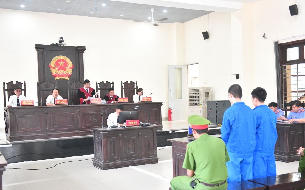 Cay cú vì bị cho là “nhìn đểu”, hai người chém đối phương lãnh 12 năm tù
