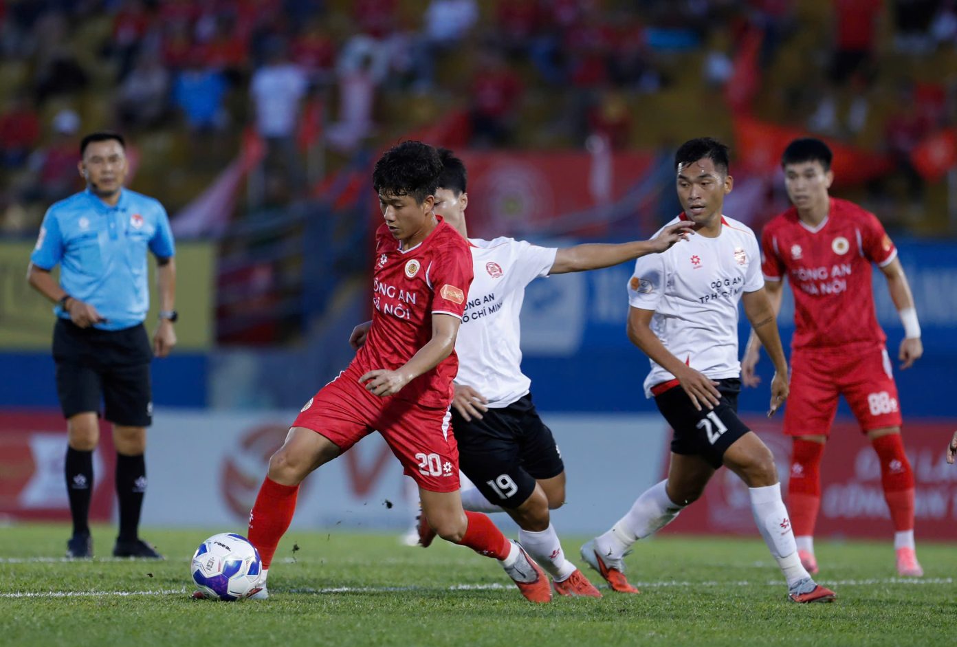 CLB Công an Hà Nội tiến gần "ngôi vương" V-League - Ảnh 2.