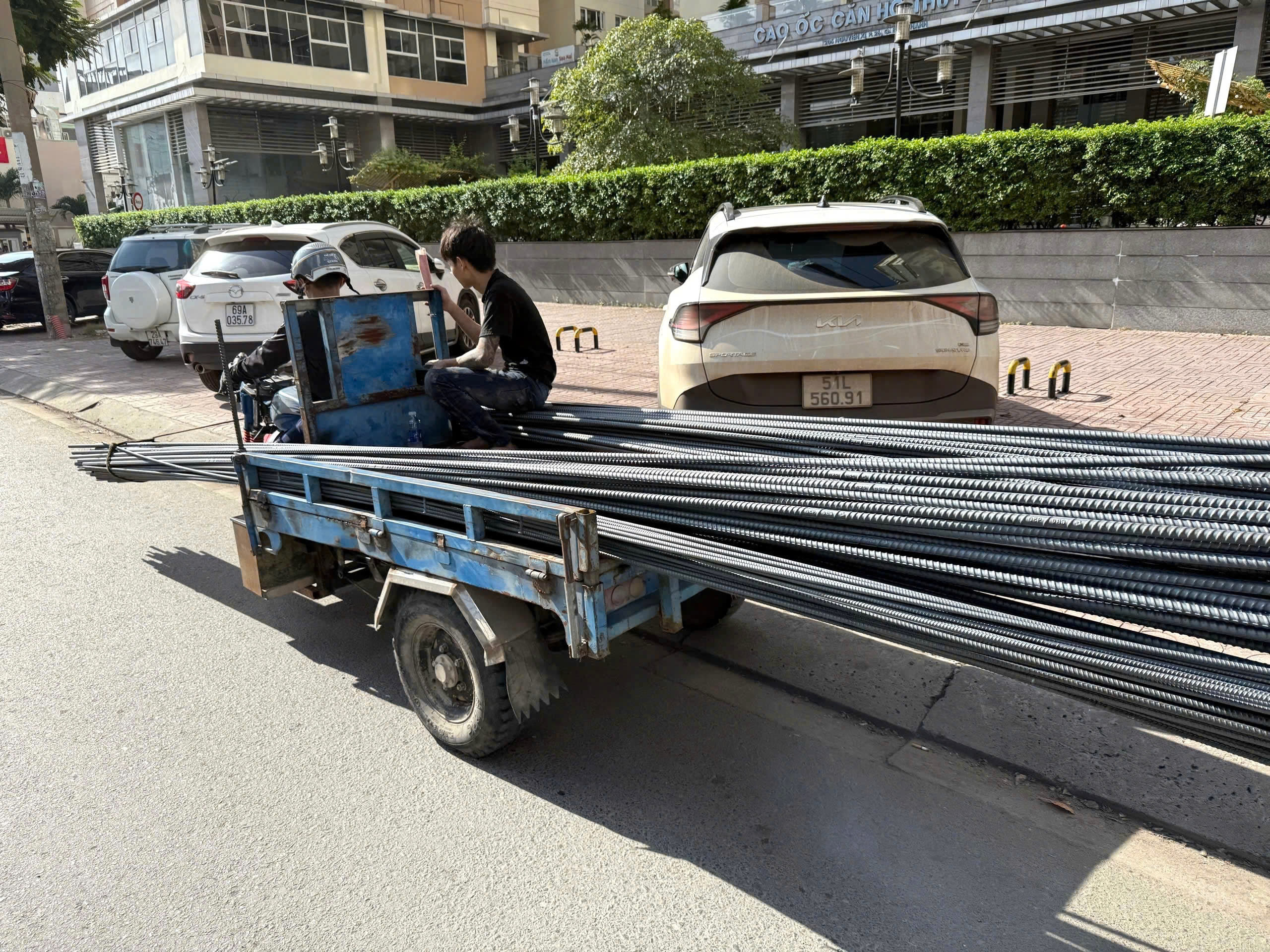 Chặn "máy chém" lăn bánh trên phố - Ảnh 1.