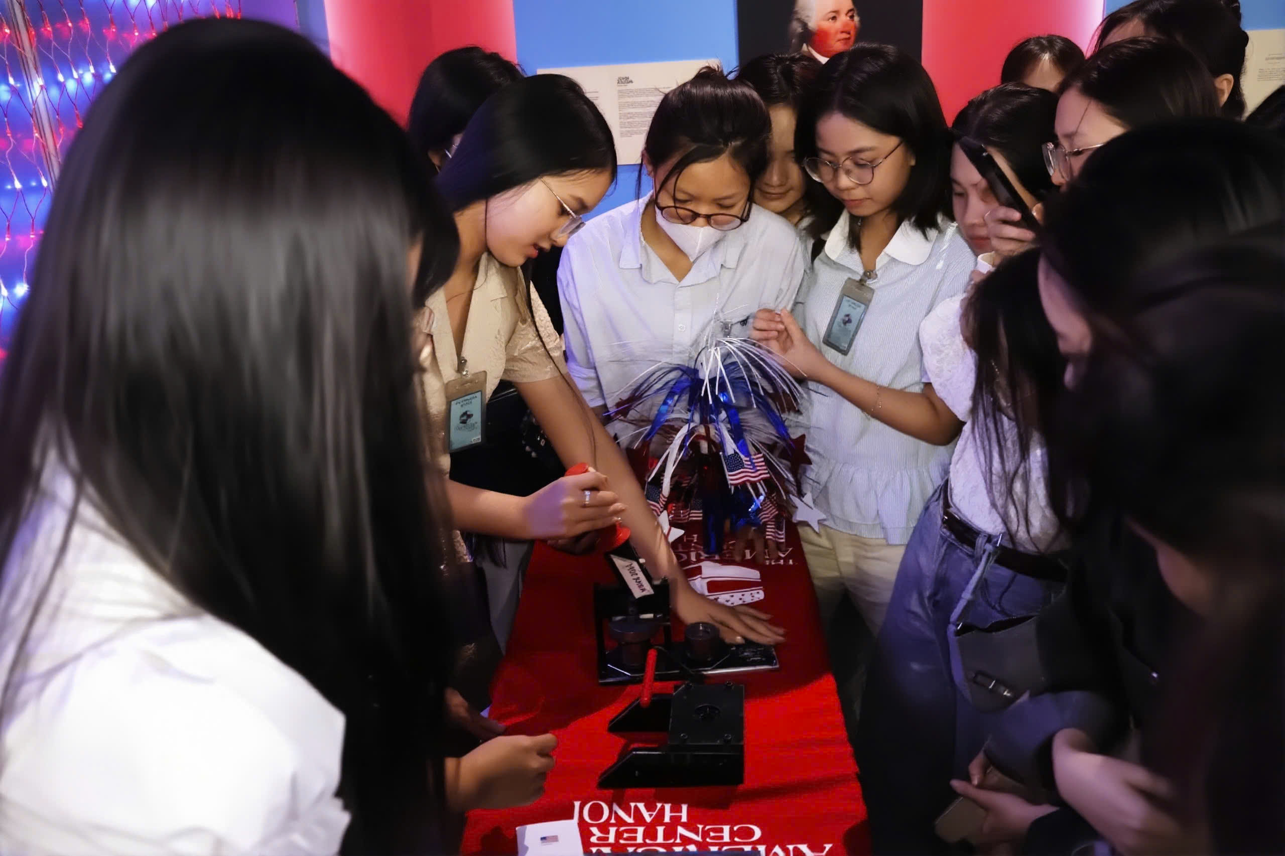 Giới trẻ h&aacute;o hức t&igrave;m hiểu lịch sử Mỹ bằng c&ocirc;ng nghệ thực tế ảo tại Founder Museum - Ảnh 7.