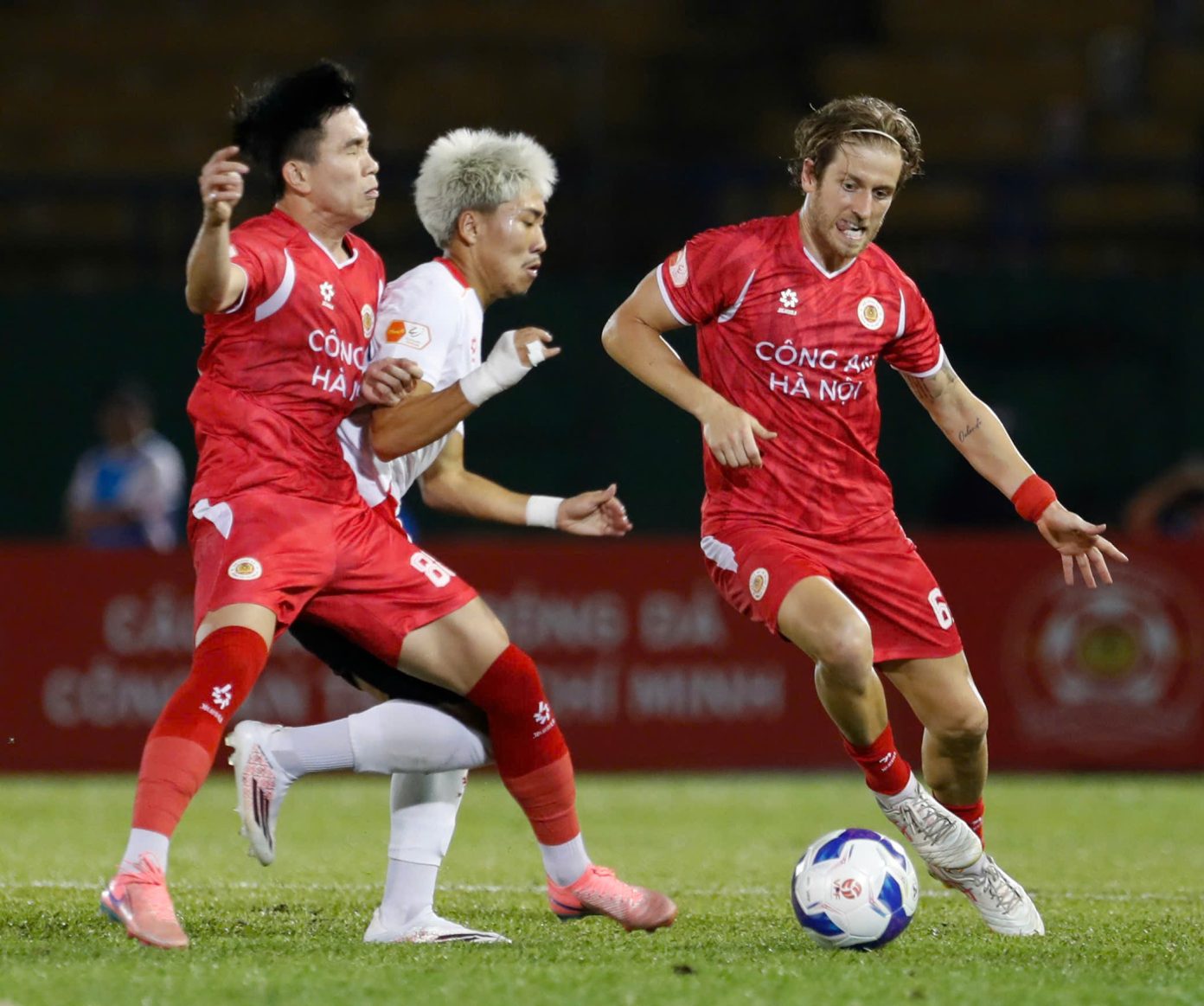 CLB Công an Hà Nội tiến gần "ngôi vương" V-League - Ảnh 1.