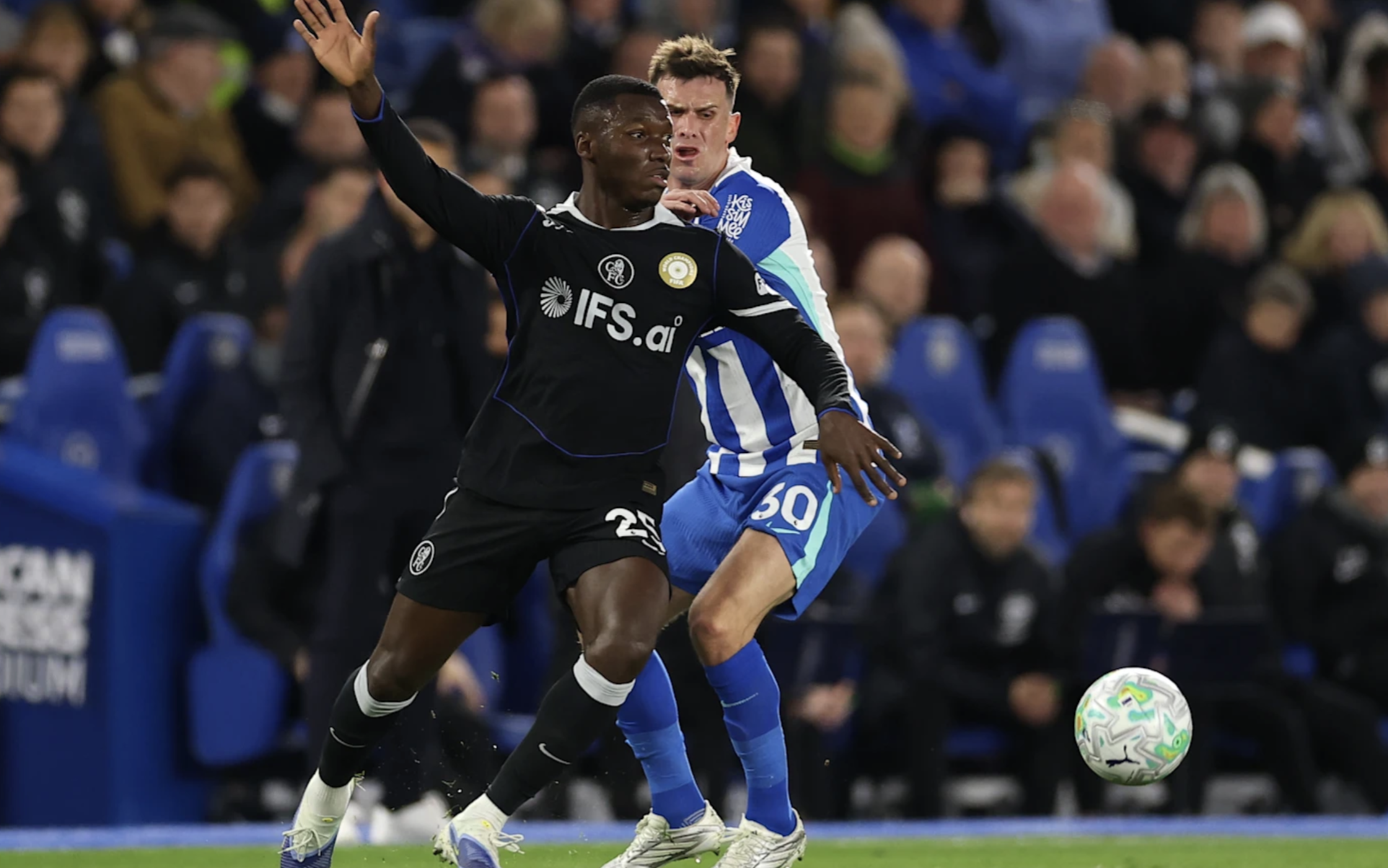 Chelsea thua sốc tại AMEX, chạm đáy khủng hoảng cuộc đua Ngoại hạng