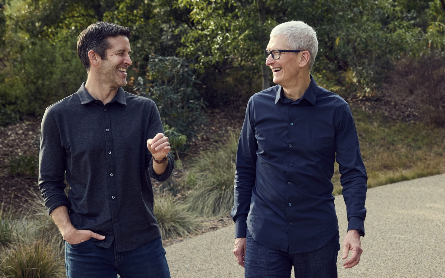 Tim Cook rời ghế CEO Apple từ 1-9