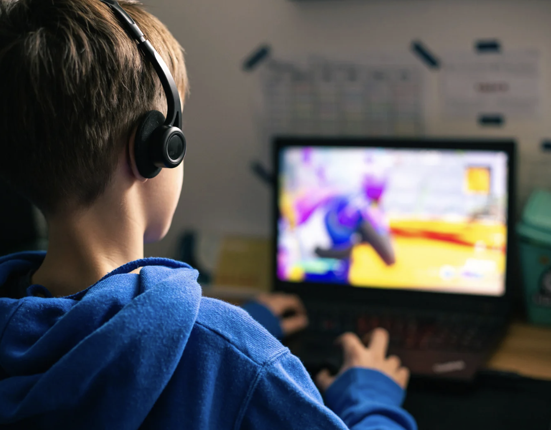 Thiếu ni&ecirc;n 15 tuổi tử vong sau khi chơi game xuy&ecirc;n đ&ecirc;m: B&aacute;c sĩ cảnh b&aacute;o nguy cơ từ thức khuya k&eacute;o d&agrave;i - Ảnh 1.