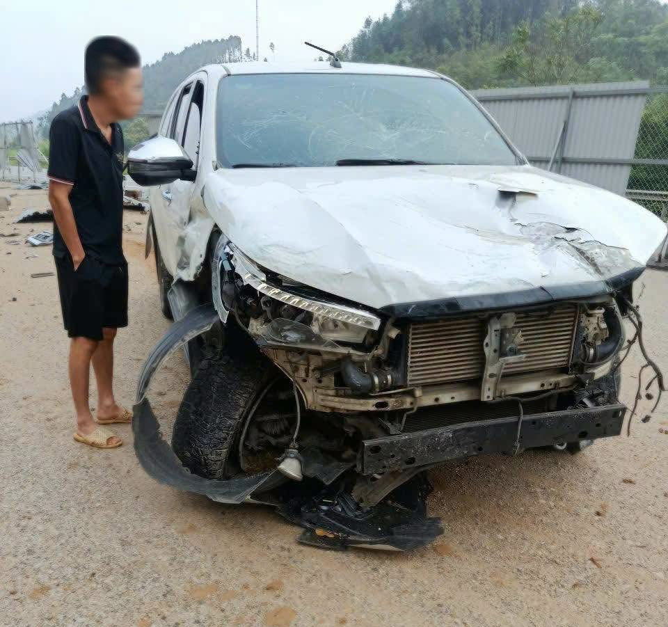 Vụ xe t&ocirc; t&ocirc; t&ocirc;ng r&agrave;o chắn tr&ecirc;n cao tốc, thiếu t&aacute; c&ocirc;ng an tử vong - Ảnh 1.
