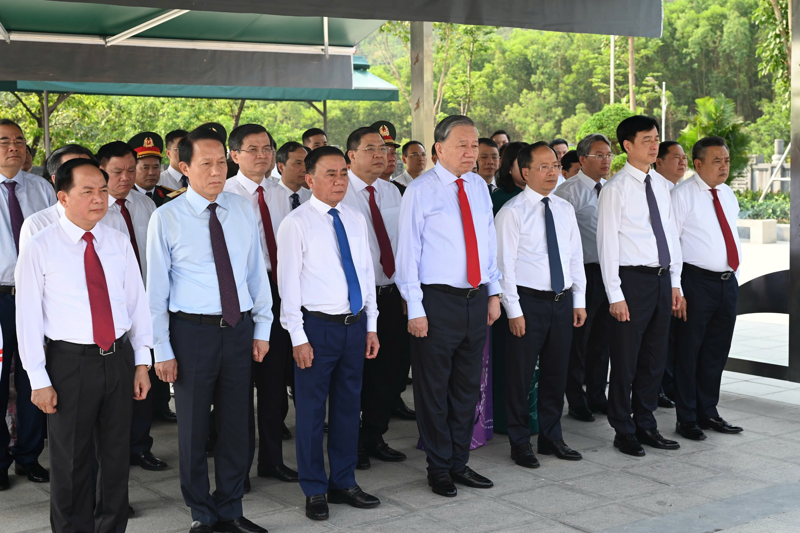 Tổng Bí thư, Chủ tịch nước Tô Lâm dâng hương tưởng nhớ cố Tổng Bí thư Hà Huy Tập tại Hà Tĩnh - Ảnh 1.