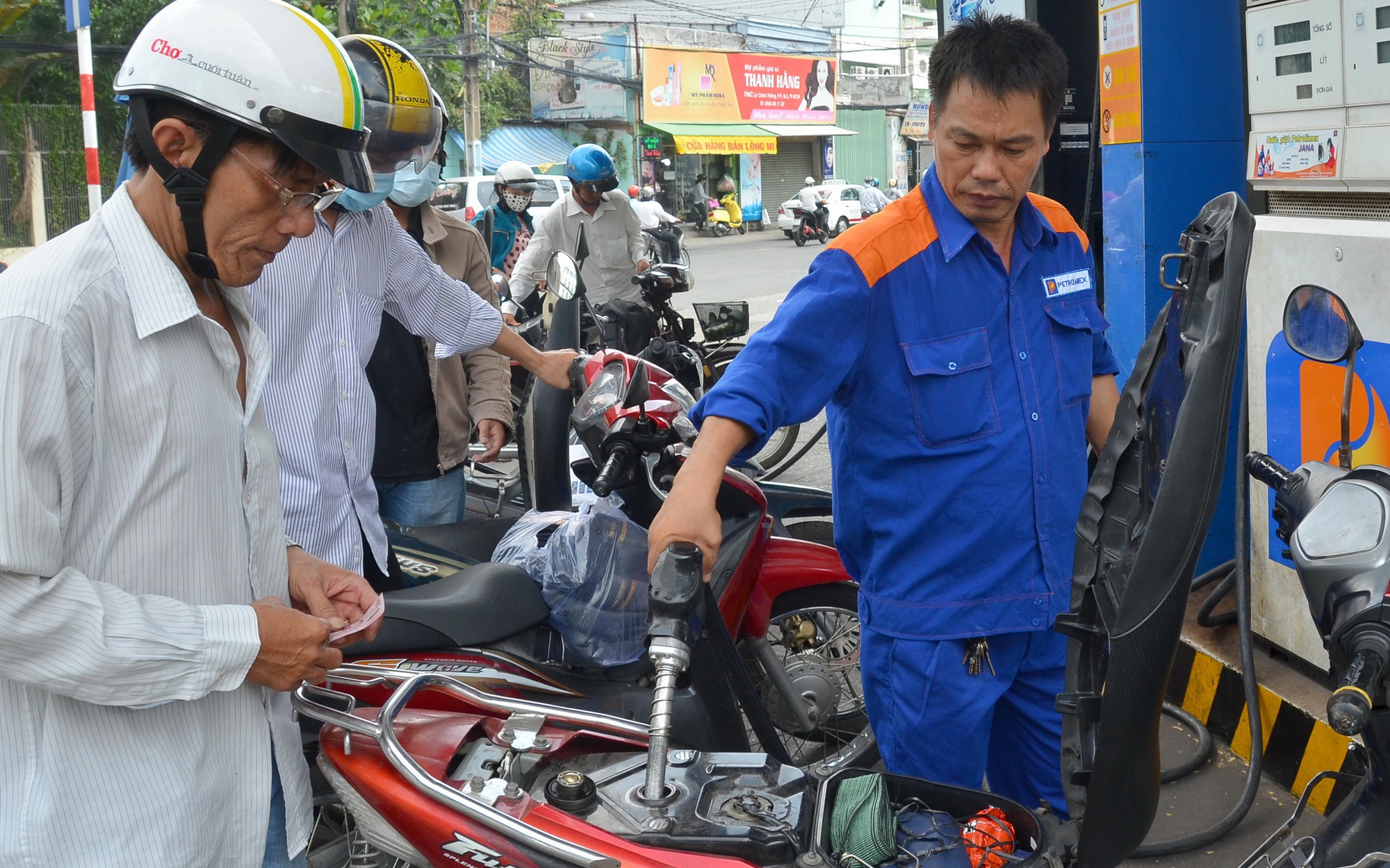 Giá xăng dầu tiếp tục giảm, dầu diesel giảm tới 3.185 đồng/lít