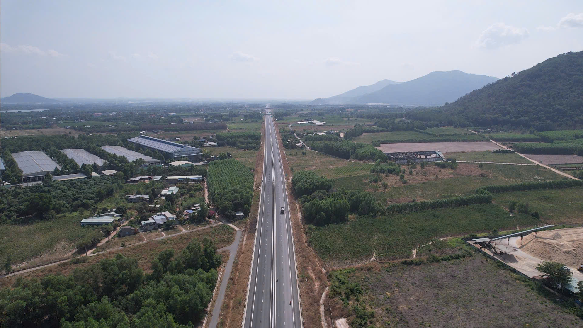 Nhiều &ocirc; t&ocirc; vẫn liều lĩnh chạy v&agrave;o cao tốc Bi&ecirc;n H&ograve;a - Vũng T&agrave;u chưa th&ocirc;ng xe - Ảnh 6.
