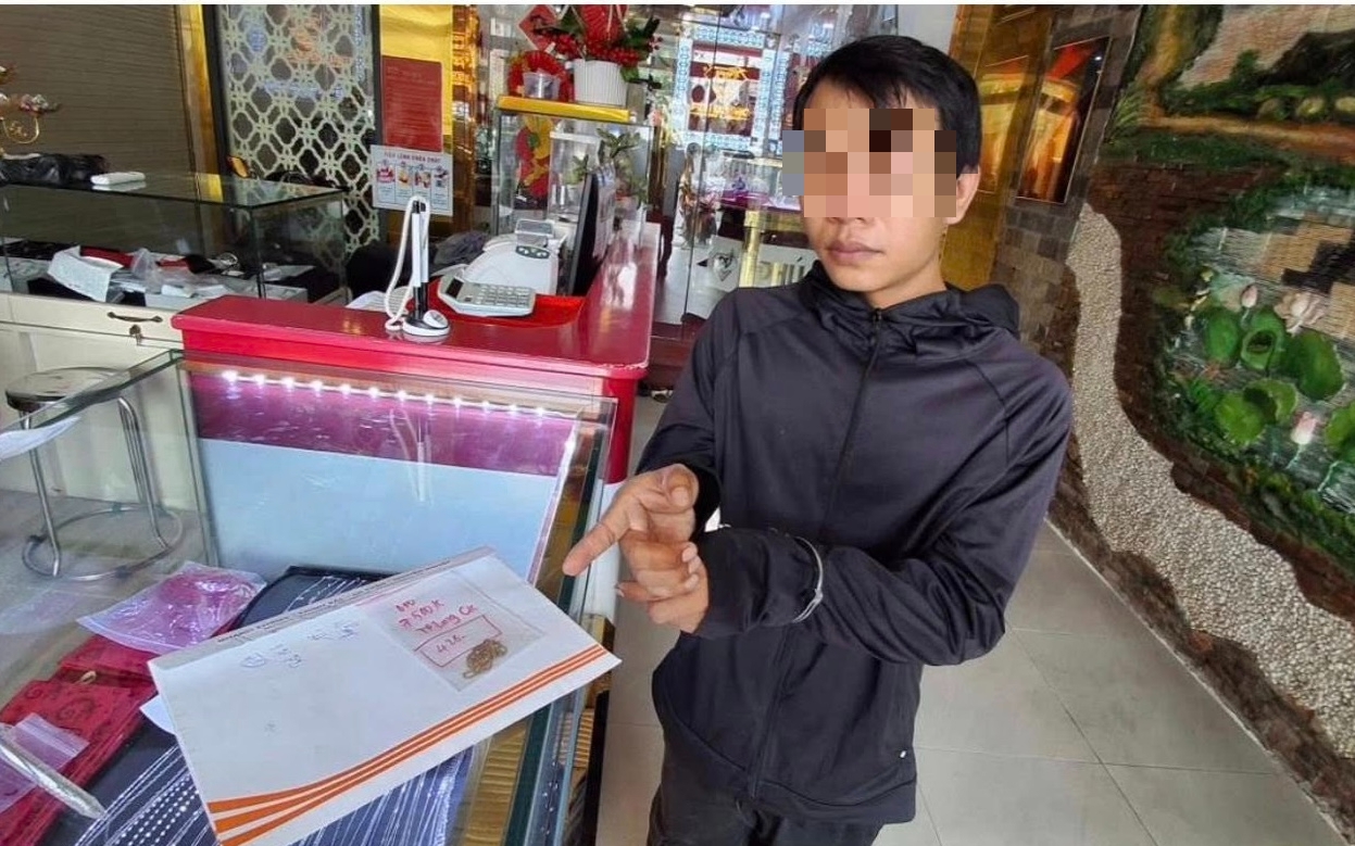 Công an ở TPHCM thu hồi dây chuyền vàng cho người dân ngay trong đêm