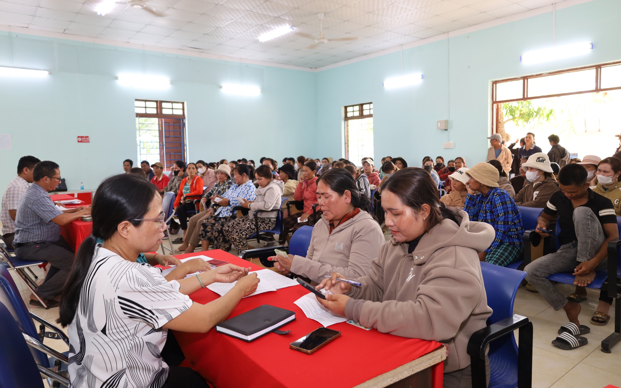 Vụ "Băn khoăn chi tiền hỗ trợ" ở Khánh Hòa: 183 hộ còn lại được mời đi nhận tiền