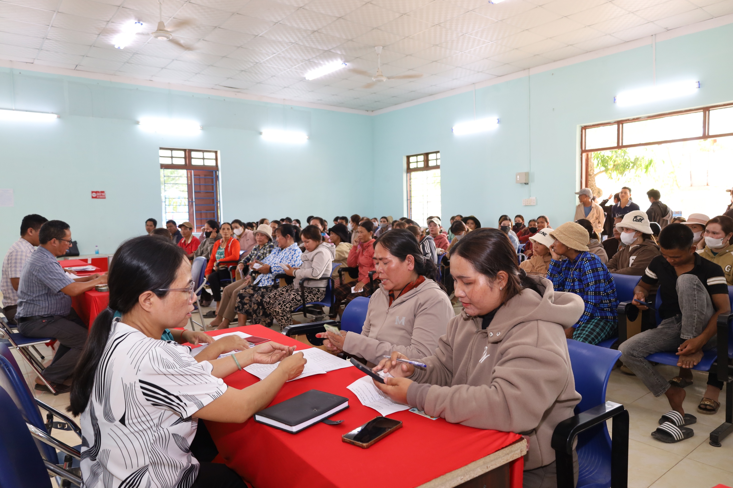 Vụ "băn khoăn chi tiền hỗ trợ": 183 hộ c&ograve;n lại được mời đi nhận tiền - Ảnh 1.