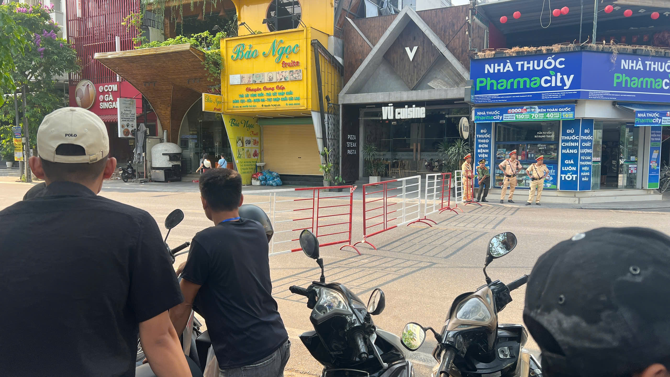 Cưỡng chế khách sạn Romance tại Huế: Du khách di dời và đường phong tỏa tạm thời - Ảnh 4.
