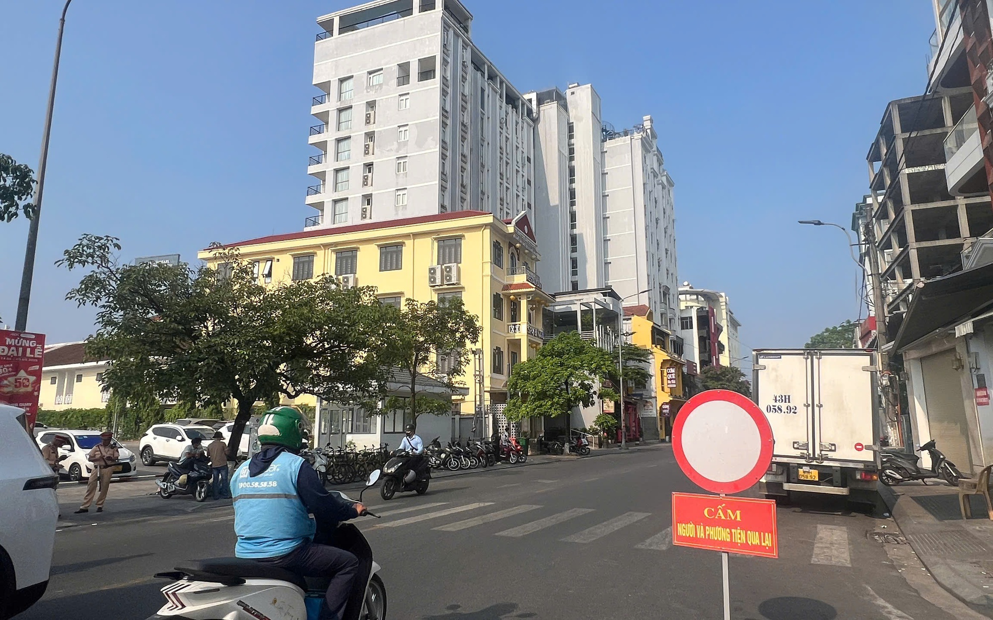 Cưỡng chế khách sạn Romance tại Huế: Di chuyển du khách, phong tỏa đường tạm thời