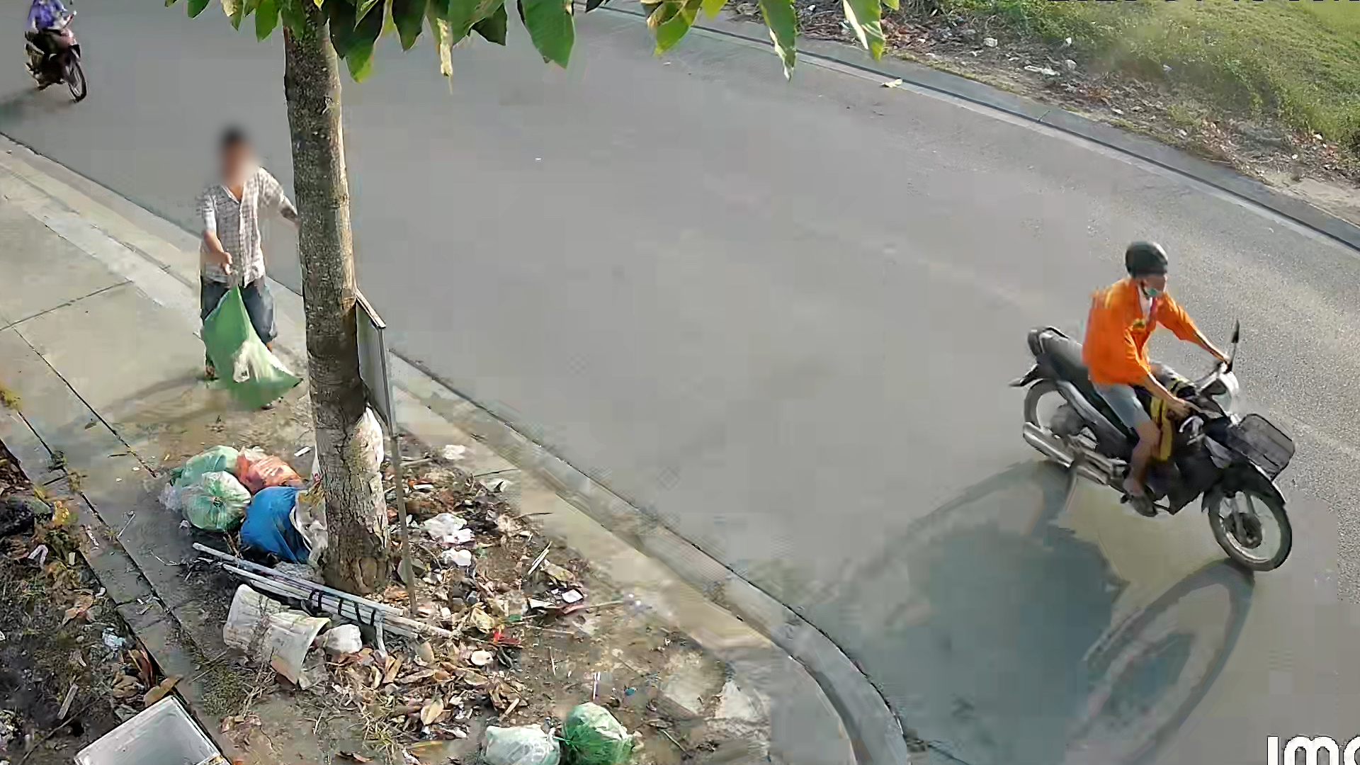 Phát hiện qua camera, 2 người vứt rác bị phạt mỗi người 1,5 triệu đồng - Ảnh 2.