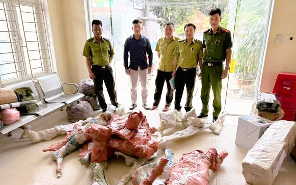Công an thu giữ 15 phôi cây muội hồng ở bưu điện