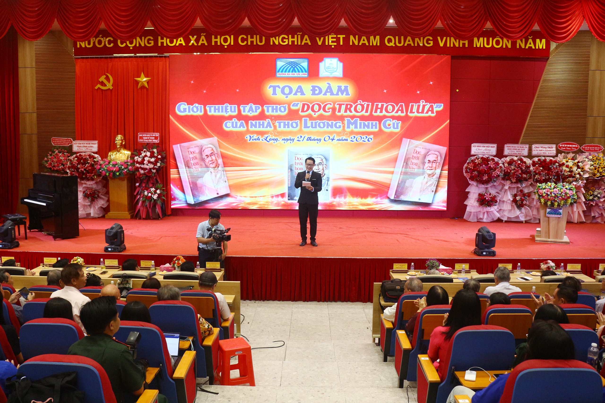 Tọa đàm giới thiệu tập thơ “Dọc trời hoa lửa” của nhà thơ Lương Minh Cừ - Ảnh 1.
