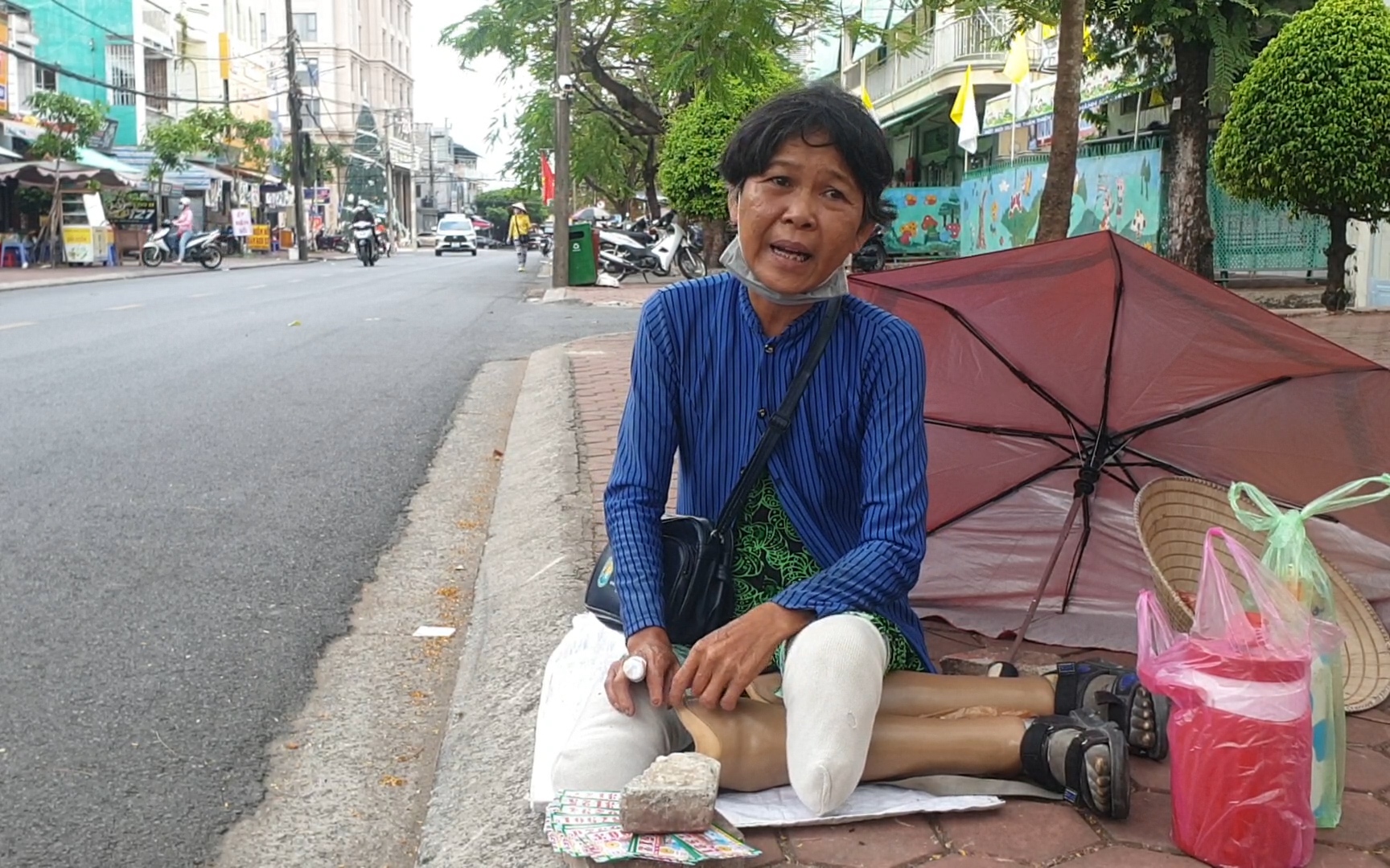 Người bán vé số dạo thêm hy vọng