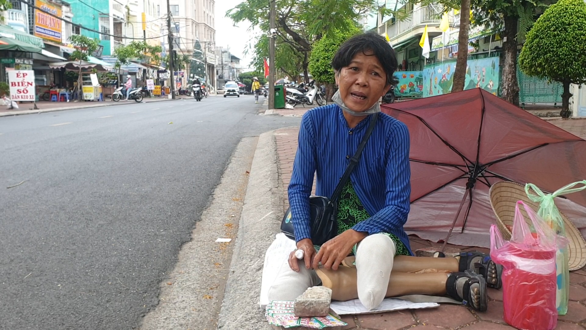 Người b&aacute;n v&eacute; số dạo th&ecirc;m hy vọng - Ảnh 1.
