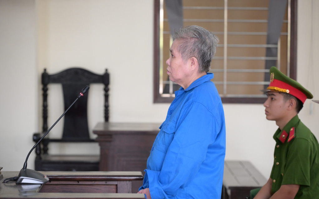“Nữ ‘thầy bói’ nổ có người phù hộ, lừa gần 100 tỉ đồng”