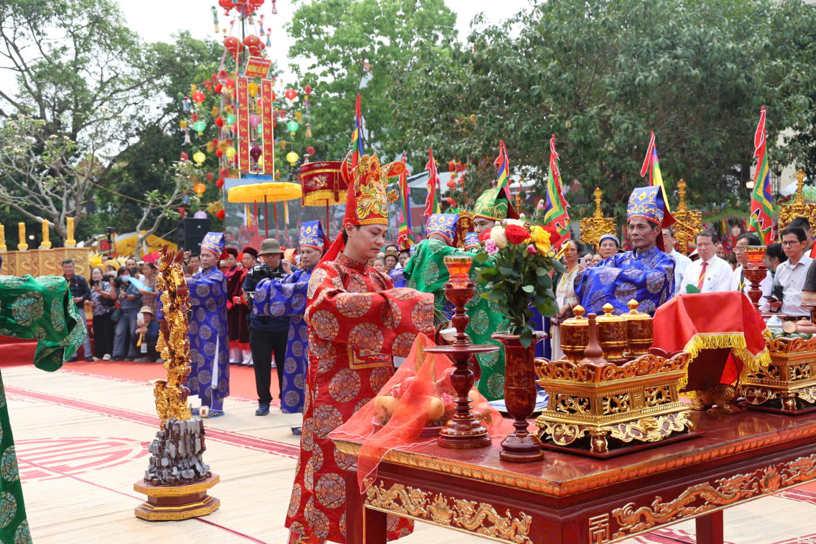 Lan tỏa h&agrave;o kh&iacute; cội nguồn d&acirc;n tộc trong lễ d&acirc;ng hương Đức Quốc Tổ Lạc Long Qu&acirc;n - Ảnh 1.