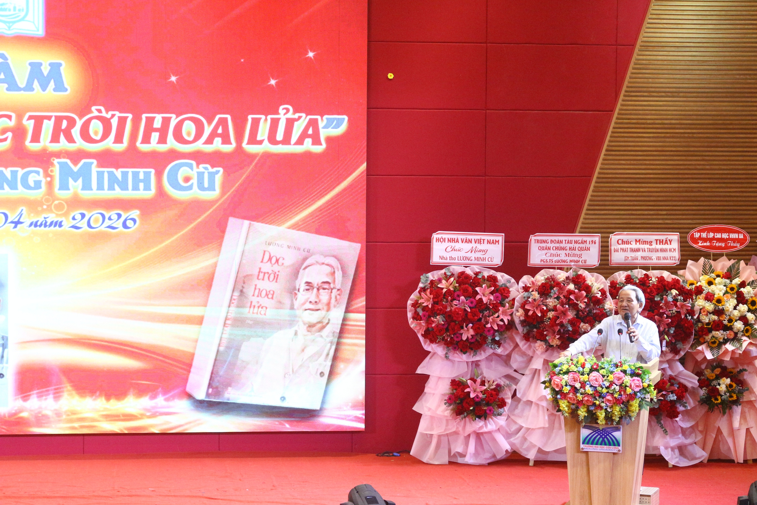 Tọa đàm giới thiệu tập thơ “Dọc trời hoa lửa” của nhà thơ Lương Minh Cừ - Ảnh 3.