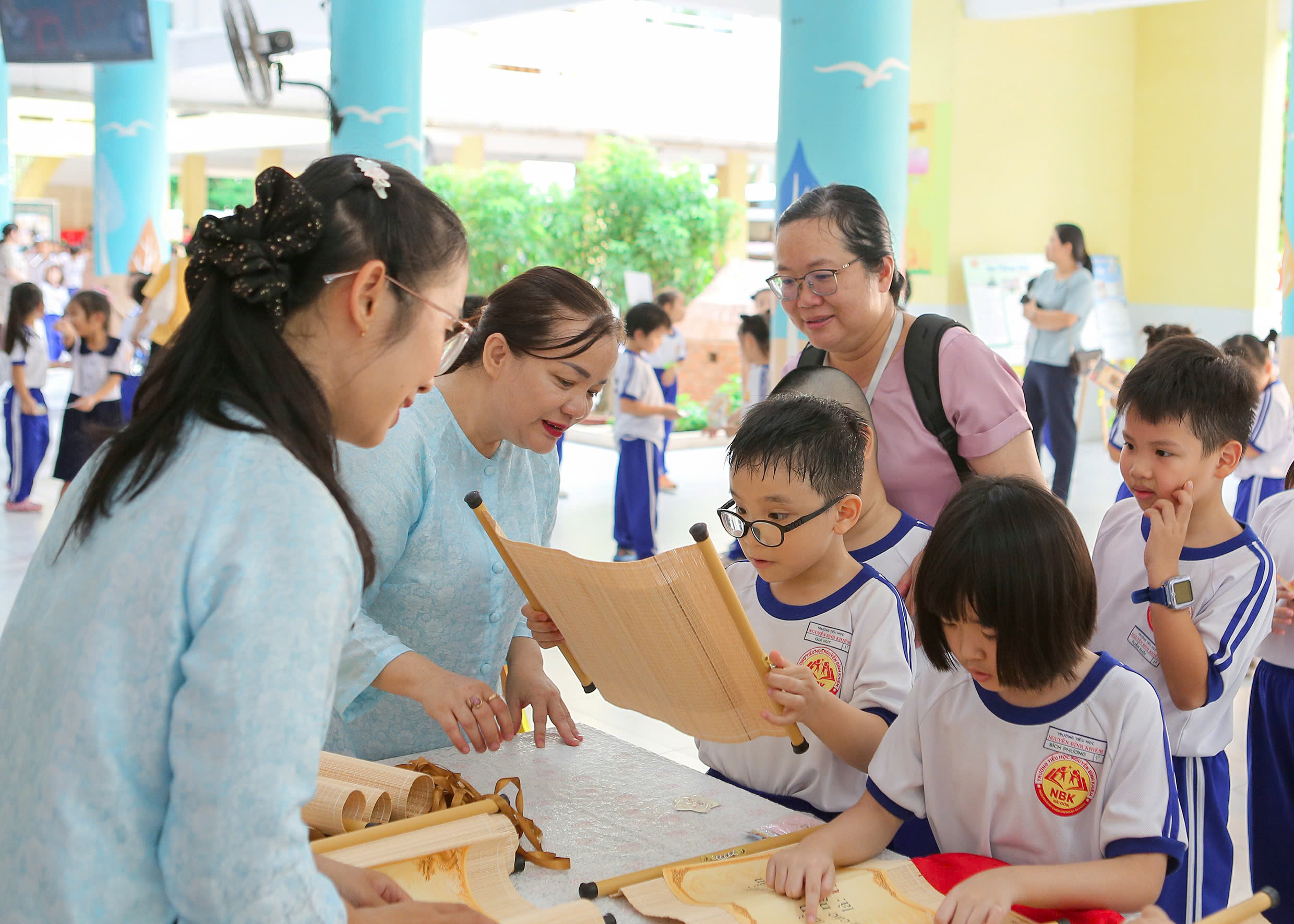 Hóa thân thành nhân vật lịch sử, học sinh lớp 1 "bùng nổ" với hành trình "Theo dấu chân anh hùng" - Ảnh 5.