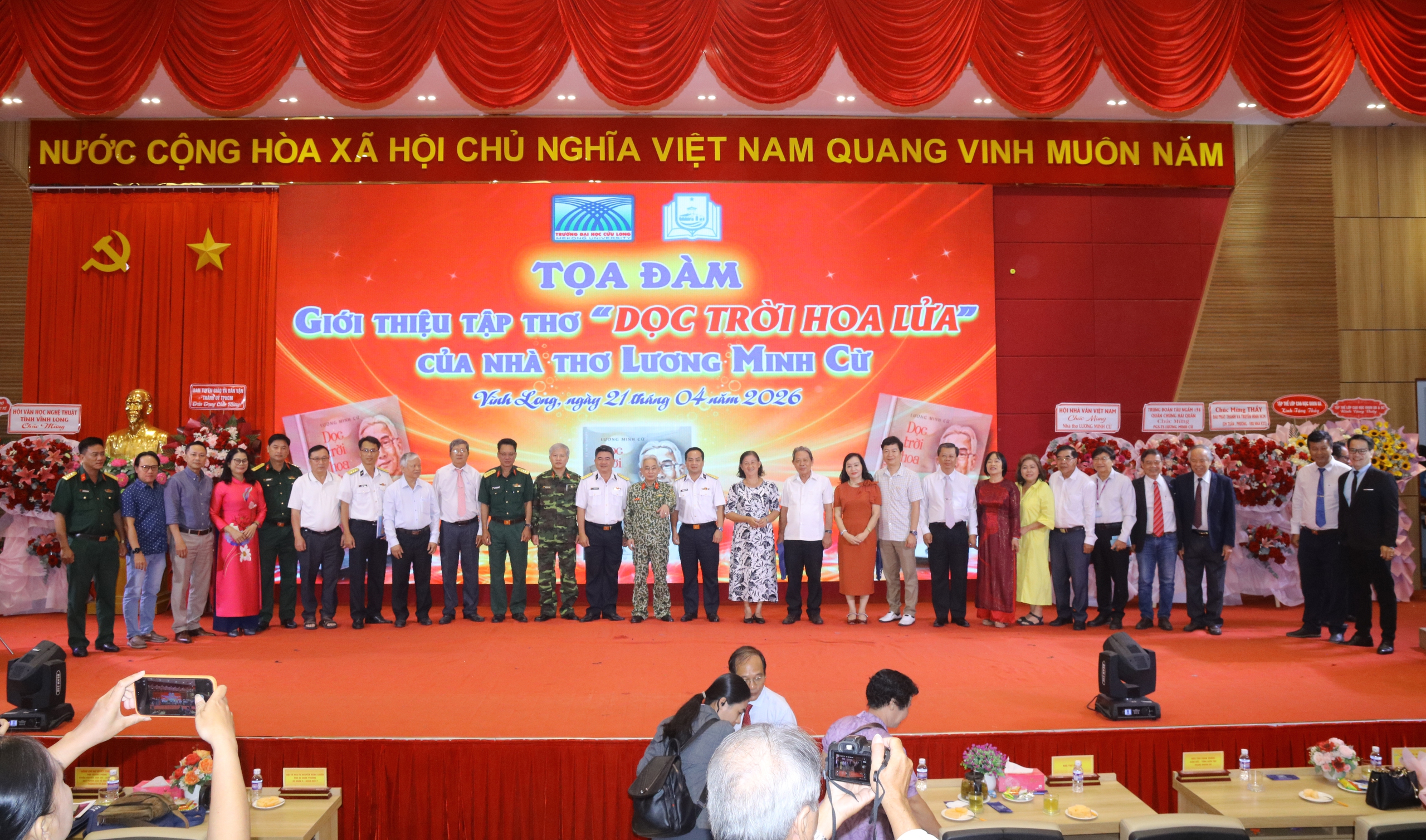Tọa đàm giới thiệu tập thơ “Dọc trời hoa lửa” của nhà thơ Lương Minh Cừ - Ảnh 5.