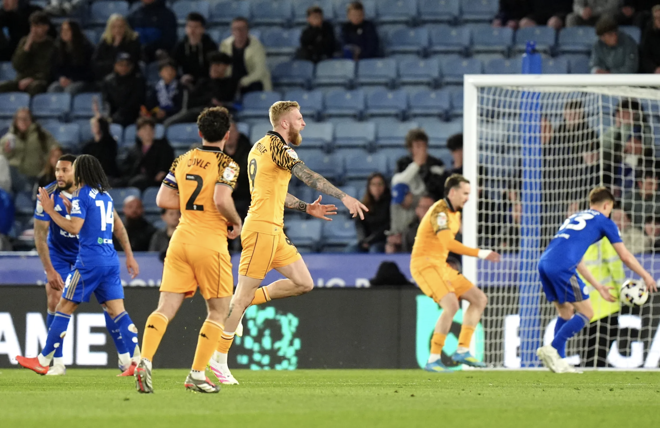 Leicester City rớt hạng Ba: C&uacute; trượt d&agrave;i của cựu v&ocirc; địch Ngoại hạng - Ảnh 3.