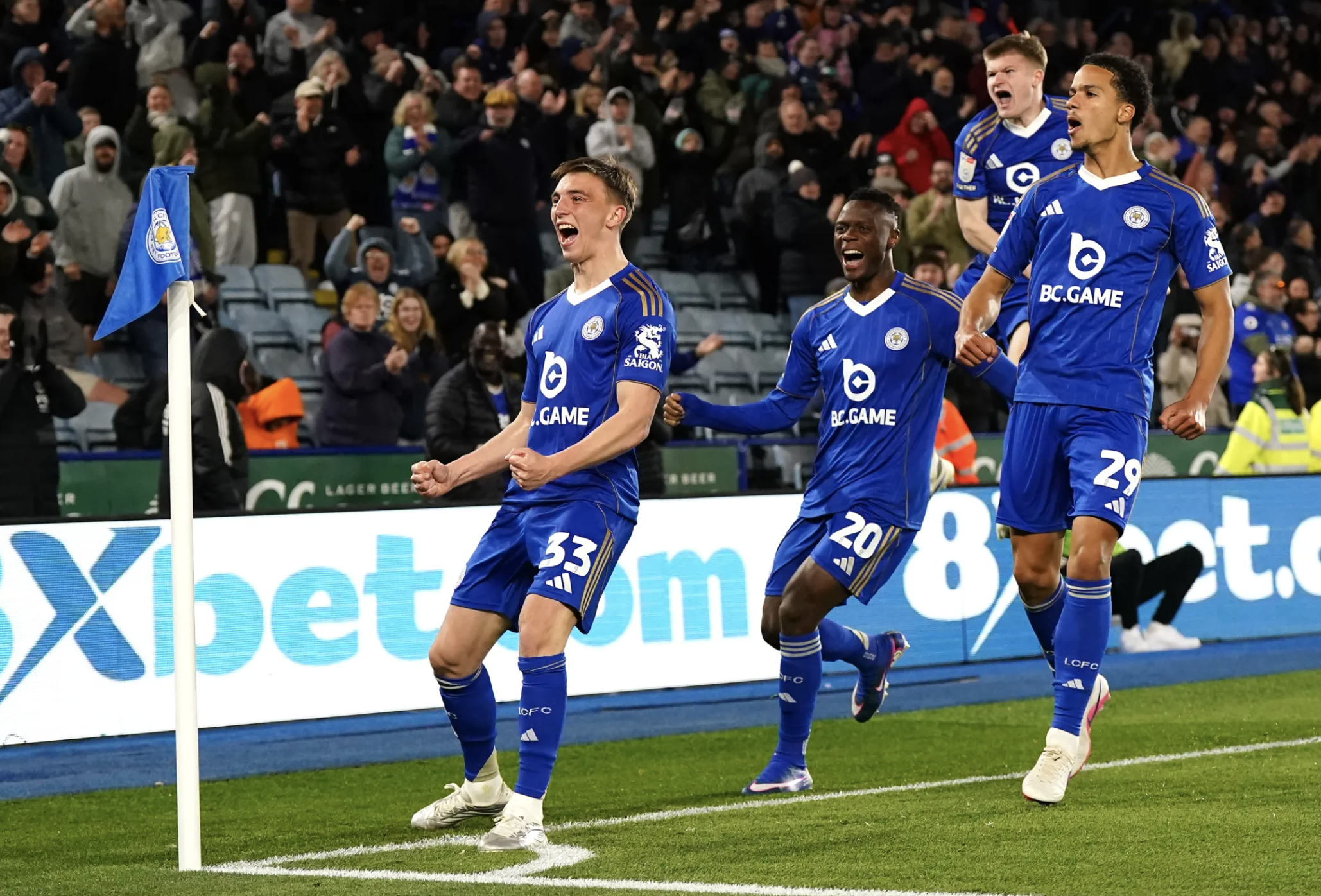 Leicester City rớt hạng Ba: C&uacute; trượt d&agrave;i của cựu v&ocirc; địch Ngoại hạng - Ảnh 2.