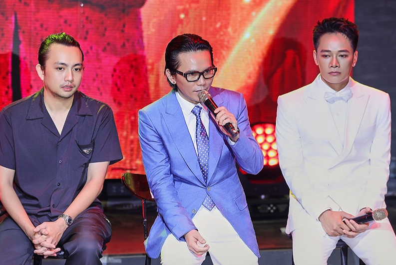 Anh Qu&acirc;n Idol g&acirc;y x&uacute;c động mạnh với "Việt Nam kh&uacute;c ki&ecirc;u h&ugrave;ng"  - Ảnh 1.