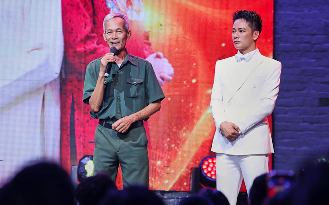 Anh Quân Idol gây xúc động mạnh với "Việt Nam khúc kiêu hùng"
