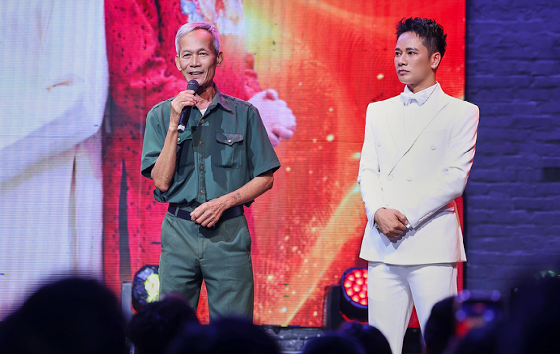 Anh Qu&acirc;n Idol g&acirc;y x&uacute;c động mạnh với "Việt Nam kh&uacute;c ki&ecirc;u h&ugrave;ng"  - Ảnh 2.