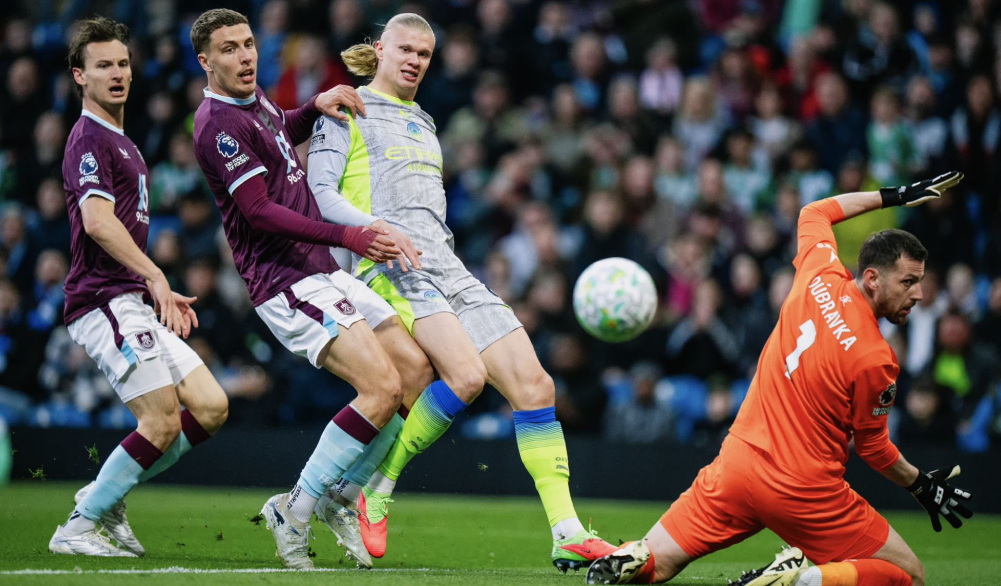 Man City l&ecirc;n đỉnh bảng Ngoại hạng Anh, Burnley nhận v&eacute; rớt hạng - Ảnh 2.