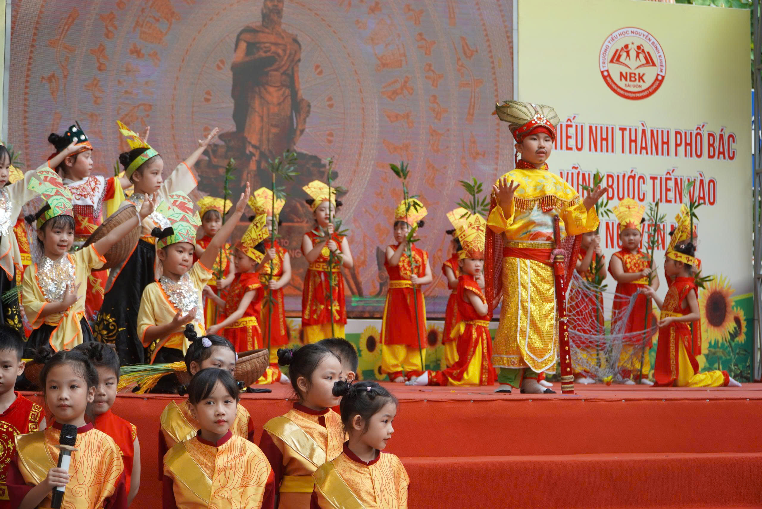 Hóa thân thành nhân vật lịch sử, học sinh lớp 1 "bùng nổ" với hành trình "Theo dấu chân anh hùng" - Ảnh 2.