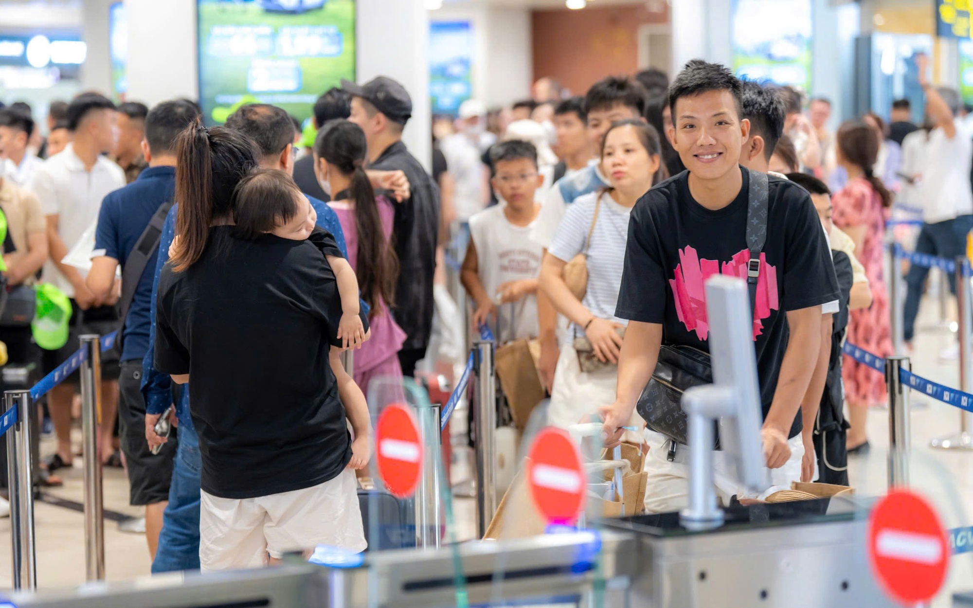 Giá vé máy bay tăng cao, khách bay dịp 30-4 vẫn tăng tới 15%