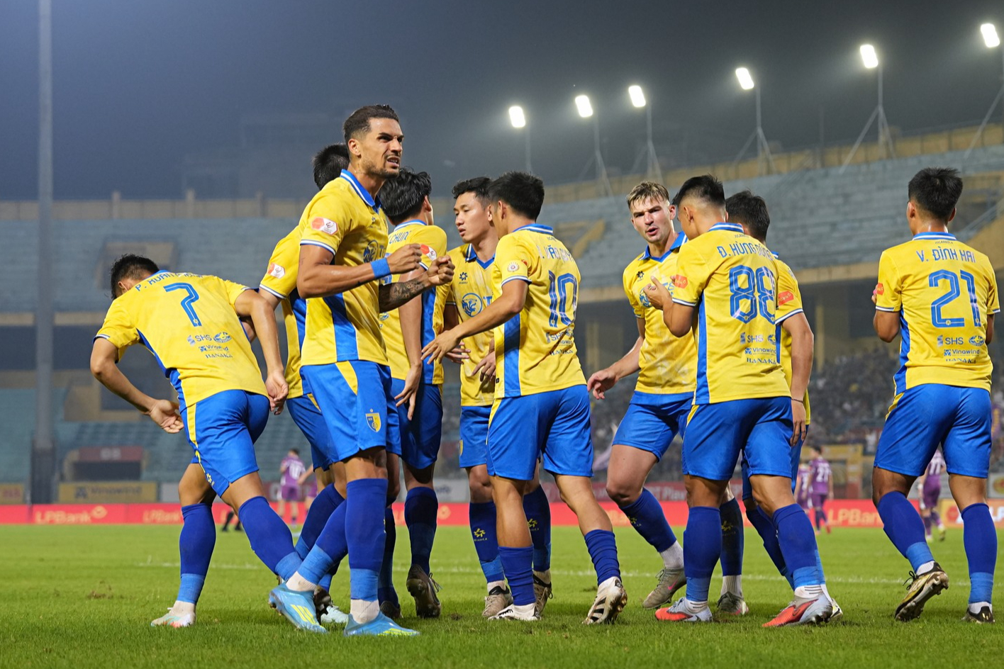 Đình Bắc, Hoàng Hên tỏa sáng ở chặng đua nước rút về đích V-League - Ảnh 1.
