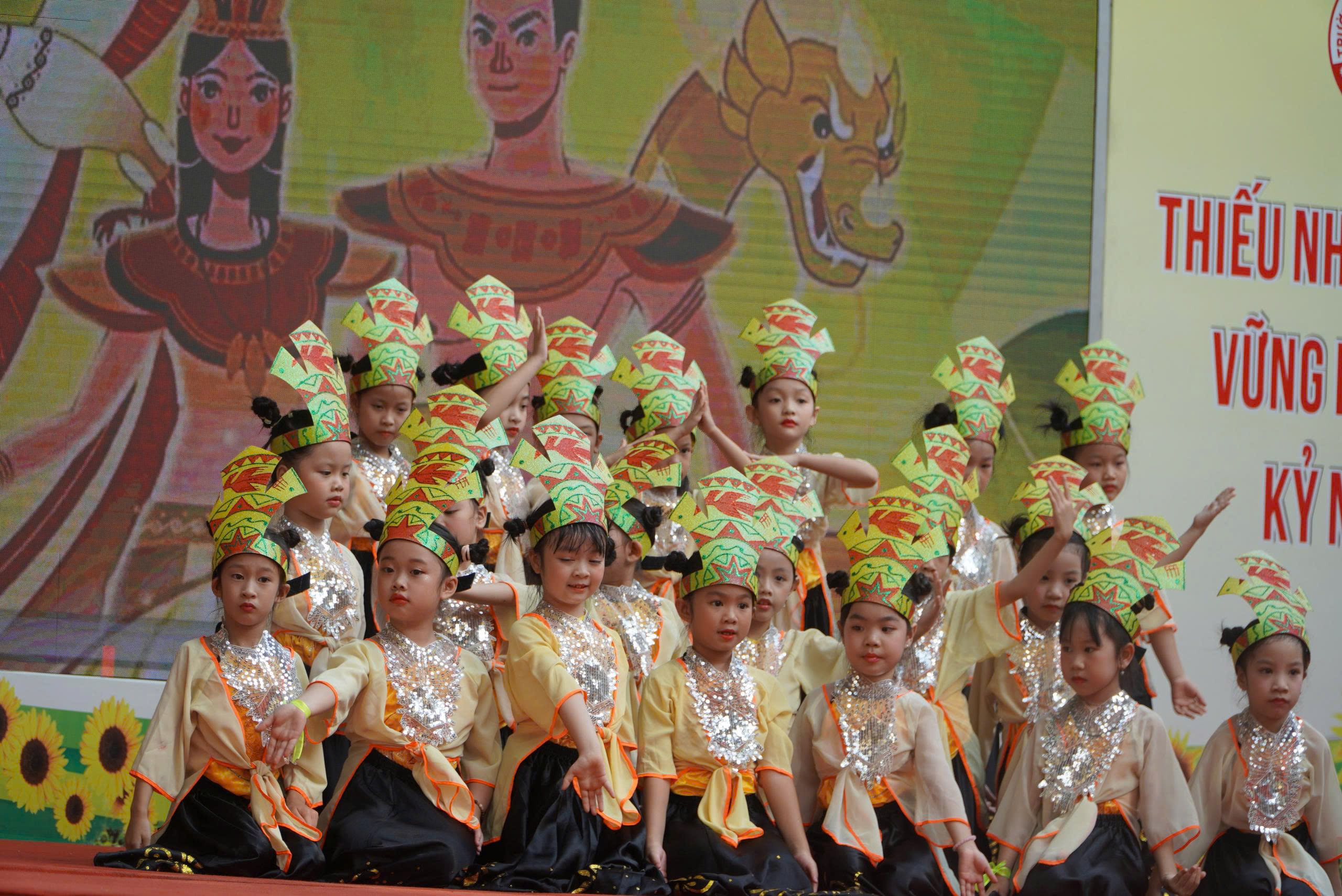 Hóa thân thành nhân vật lịch sử, học sinh lớp 1 "bùng nổ" với hành trình "Theo dấu chân anh hùng" - Ảnh 1.