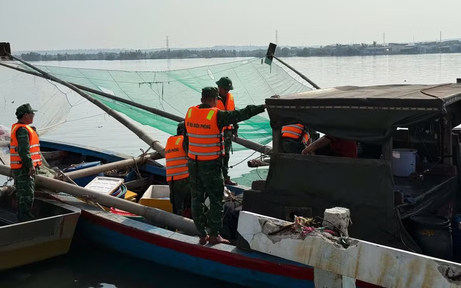 Bắt quả tang 3 tàu cá dùng kích điện khai thác thủy sản trên đầm Thị Nại