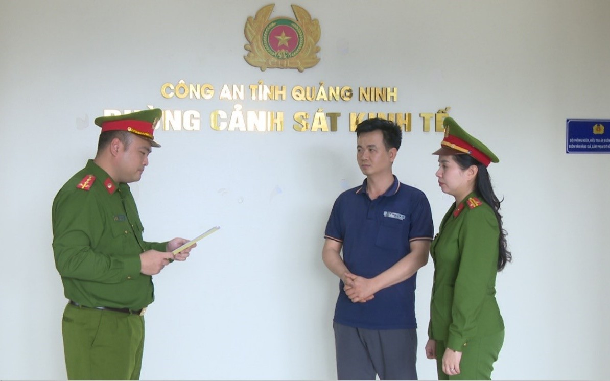 Bắt 2 mẹ con chủ doanh nghiệp dùng axit pha nước lã sản xuất gần 1.000 lít giấm giả