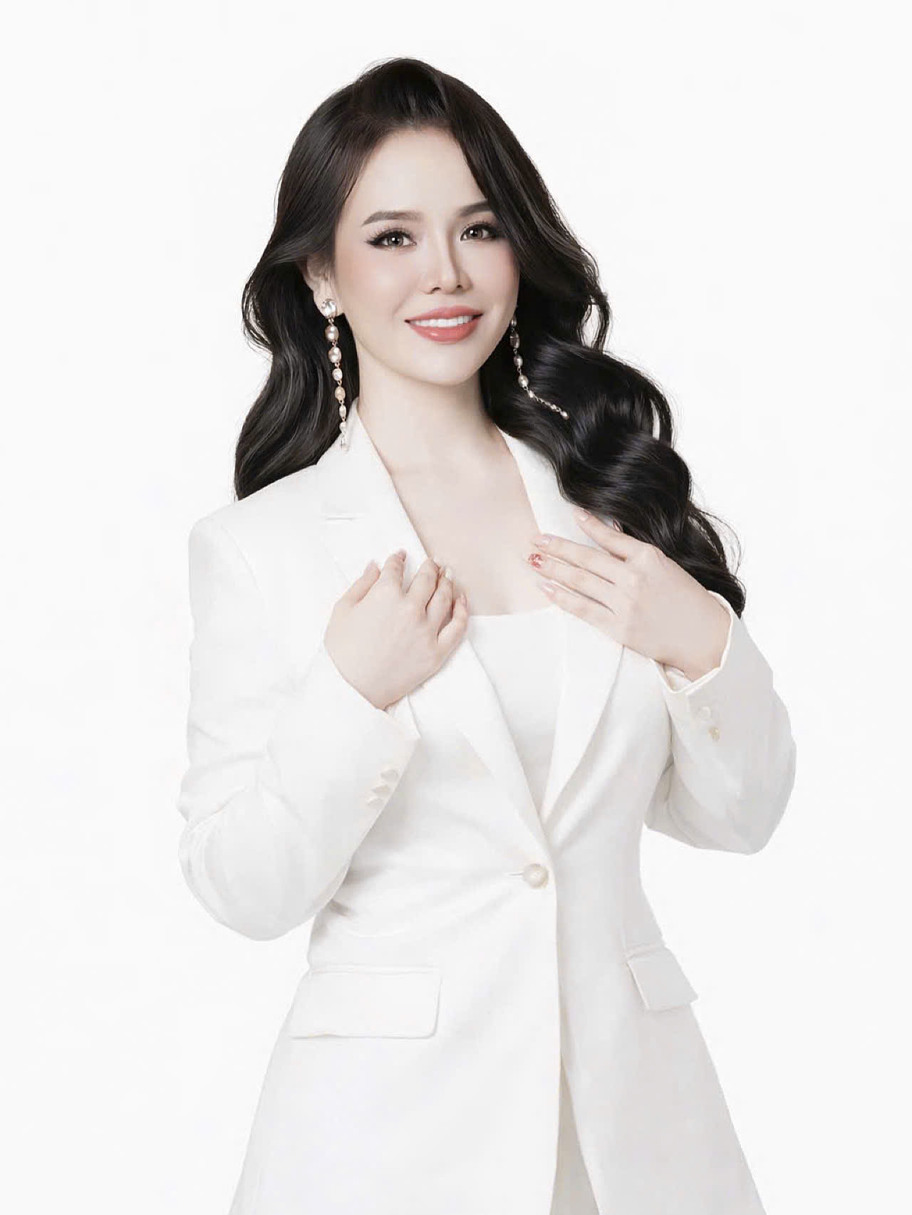 &Aacute; hậu &Aacute;nh Quy&ecirc;n: H&igrave;nh mẫu nữ doanh nh&acirc;n đa năng trong kỷ nguy&ecirc;n sắc đẹp v&agrave; hội nhập - Ảnh 1.