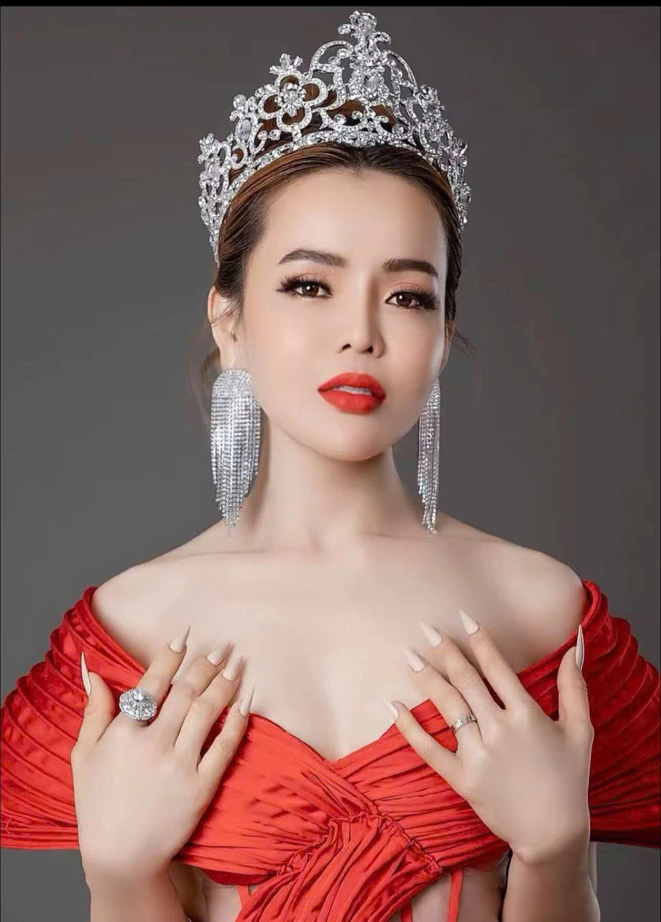 &Aacute; hậu &Aacute;nh Quy&ecirc;n: H&igrave;nh mẫu nữ doanh nh&acirc;n đa năng trong kỷ nguy&ecirc;n sắc đẹp v&agrave; hội nhập - Ảnh 2.