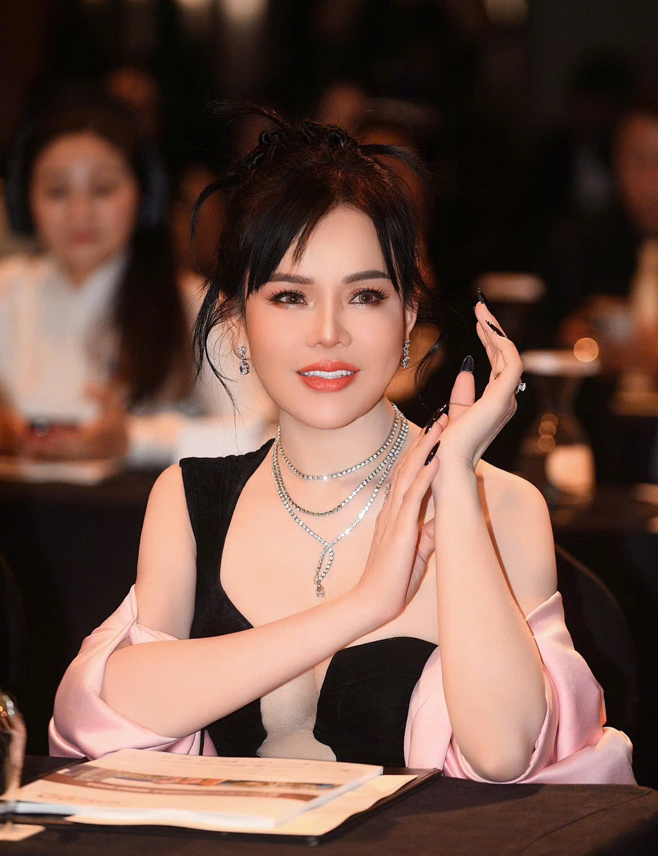 &Aacute; hậu &Aacute;nh Quy&ecirc;n: H&igrave;nh mẫu nữ doanh nh&acirc;n đa năng trong kỷ nguy&ecirc;n sắc đẹp v&agrave; hội nhập - Ảnh 3.