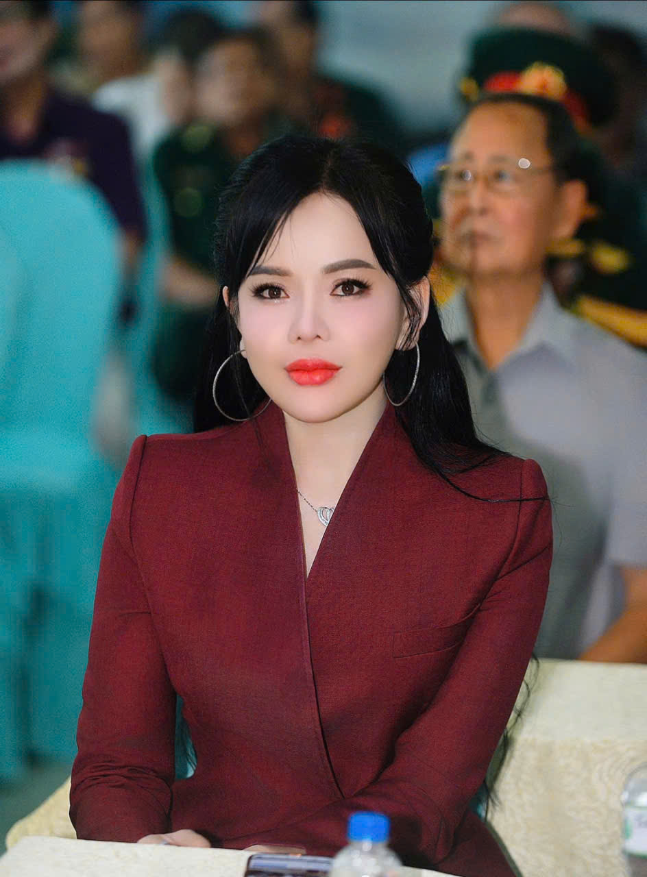 &Aacute; hậu &Aacute;nh Quy&ecirc;n: H&igrave;nh mẫu nữ doanh nh&acirc;n đa năng trong kỷ nguy&ecirc;n sắc đẹp v&agrave; hội nhập - Ảnh 4.
