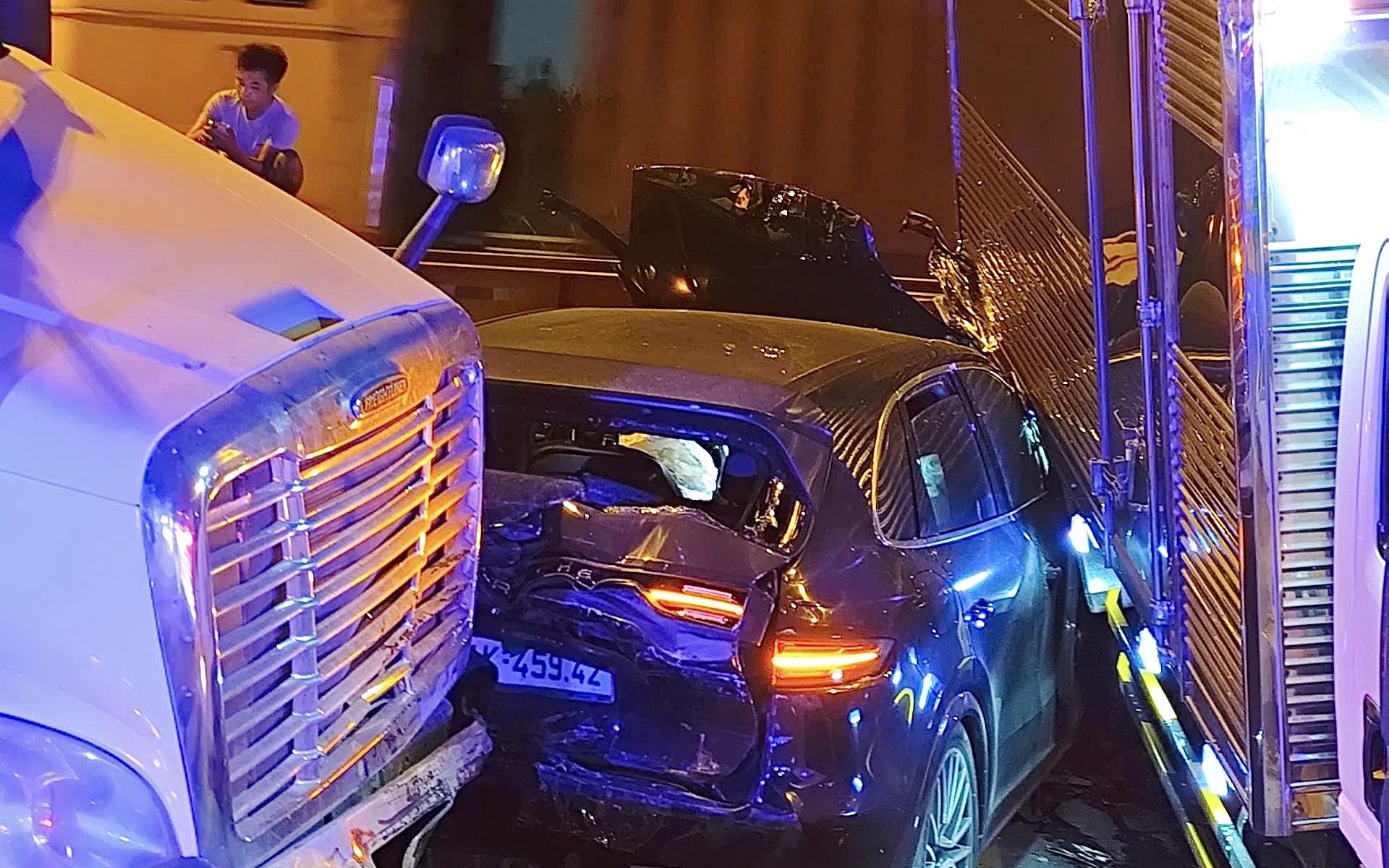 Tai nạn liên hoàn ở dốc cầu Phú Mỹ, các xe dính chặt nhau