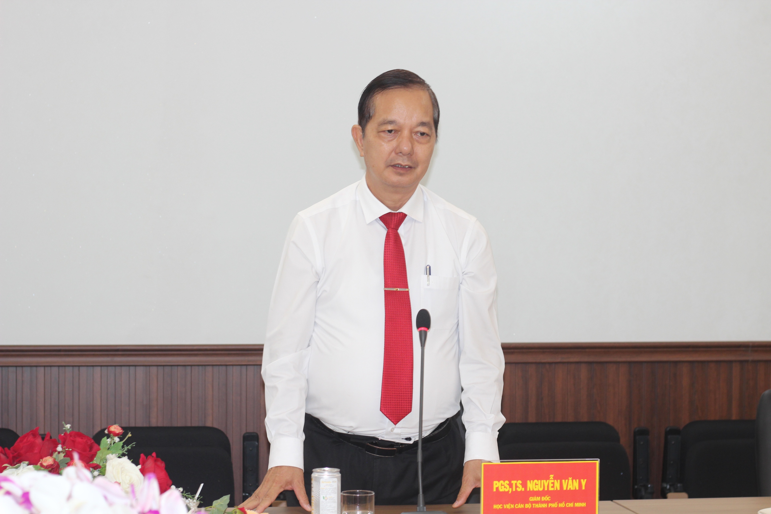N&acirc;ng cao tr&igrave;nh độ, l&yacute; luận ch&iacute;nh trị cho c&aacute;n bộ, c&ocirc;ng chức, vi&ecirc;n chức, người lao động - Ảnh 1.